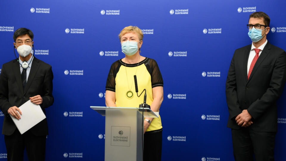 Na snímke zľava Fuming Jiang, vedúci medzinárodného tímu preverovateľov, Marta Žiaková, predsedníčka Úradu jadrového dozoru SR a Branislav Strýček, predseda predstavenstva a generálny riaditeľ Slovenských elektrární počas tlačového brífingu po prehliadke 3. bloku jadrovej elektrárne Mochovce misiou Pre-OSART expertov Medzinárodnej agentúry pre atómovú energiu (MAAE) 10. septembra 2021 v Mochovciach. FOTO TASR – Henrich Mišovič