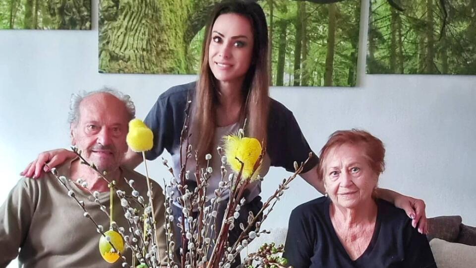 Zora Czoborová avec ses parents bien-aimés.  Son père ne la serre plus dans ses bras.