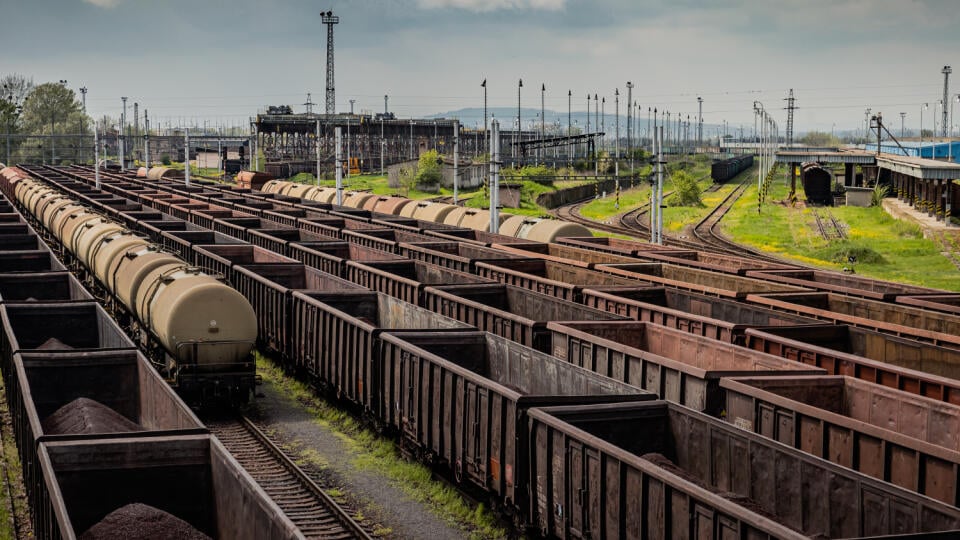 Na snímke úzkorozchodné vozne ZSSK Cargo stoja zaradené do súprav na železničnej stanici Čierna nad Tisou.