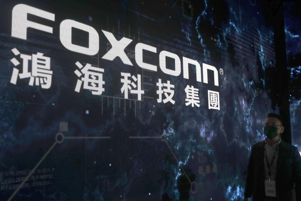 WA 25 archív Tchaj-pej - Na archívnej snímke z 18. októbra 2022 logo taiwanskej spoločnosti Foxconn Technology Group sa nachádza na technologickom podujatí v Tchaj-peji.  Foxconn, zmluvný výrobca smartfónov pre americký koncern Apple a ďalšie svetové značky, vo štvrtok 5. januára 2023 oznámila, že jej tržby v decembri 2022 klesli medziročne o 12,3 %. Prispeli k tomu problémy s výrobou pre blokády a obmedzenia v súvislosti s ochorením COVID-19 v jeho veľkej továrni na iPhony v čínskom meste Čeng-