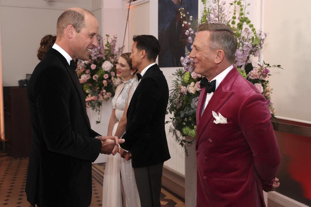 Princ William počas príchodu na svetovú premiéru novej 25. bondovky Nie je čas zomrieť (No Time To Die) v londýnskej Royal Albert Hall, v Londýne 28. septembra 2021.