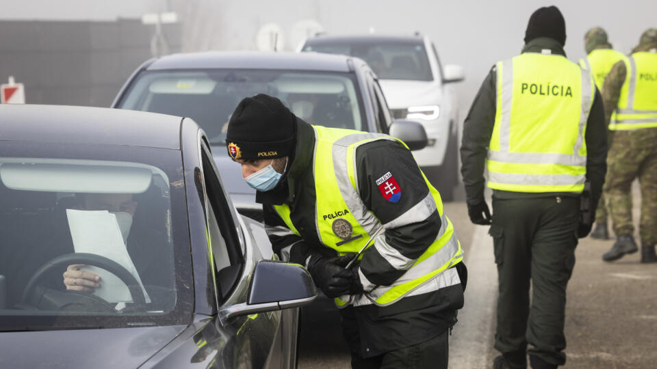 Polícia od stredy posilnila a zintenzívnila kontroly na hraniciach s Maďarskom, Rakúskom, Českom aj Poľskou republikou. Pri kontrolách vypomáhajú aj vojaci. Na snímke polícia spolu s vojakmi kontroluje hranice na slovensko - rakúskom hraničnom priechode Bratislava - Berg 3. marca 2021. FOTO TASR - Jaroslav Novák