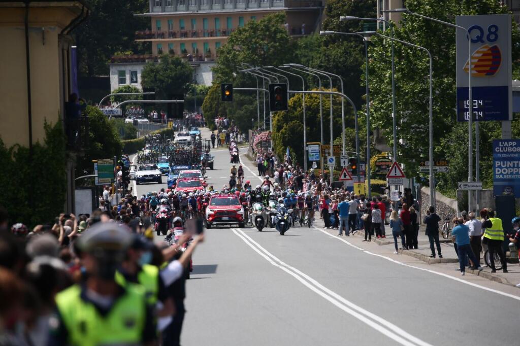 Štart 20. etapy Giro d´Italia vyvolal v mestečku Verbania-Valle Spluga ošiaľ. Stovky fanúšikov vyprevádzali cyklistov na 164-kilometrovú trať.