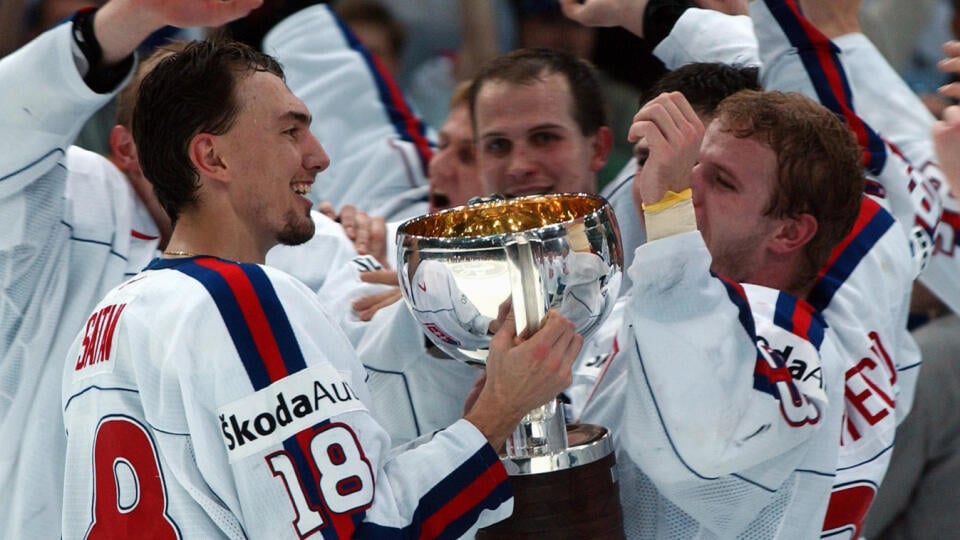 Radosť slovenských hokejistov po zisku zlata na MS 2002 vo švédskom Göteborgu nemala konca-kraja.