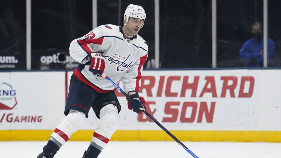 EBE 3 Uniondale - Na snímke slovenský hokejový obranca Washingtonu Zdeno Chára odohral jubilejné 1600. stretnutie v NHL v zápase New York Islanders - Washington Capitals v New Yorku v noci na 25. apríla 2021. FOTO TASR/AP
Washington Capitals' Zdeno Chara (33) looks to pass during the third period of an NHL hockey game against the New York Islanders Saturday, April 24, 2021, in Uniondale, N.Y. The Capitals won 6-3. (AP Photo/Frank Franklin II)