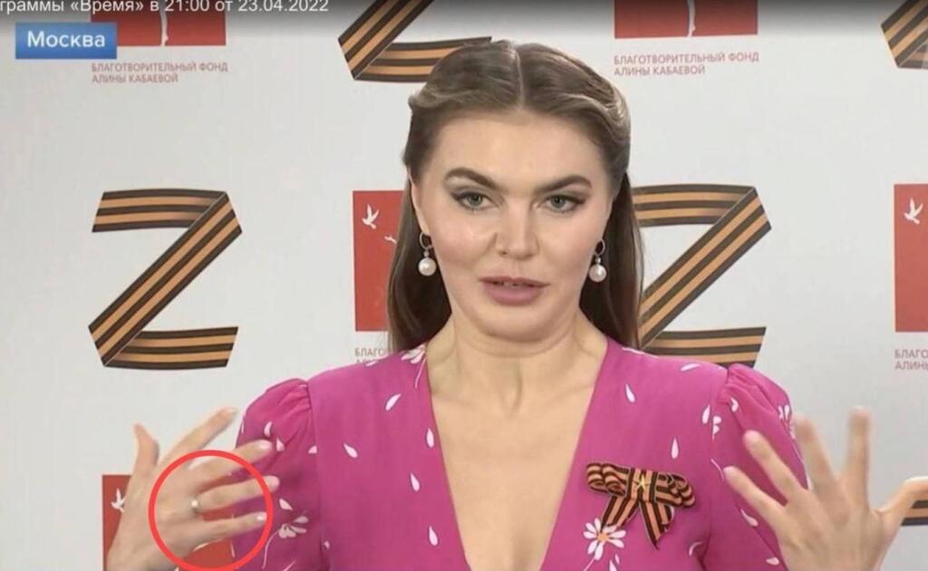 Nedávno sa objavila v Moskve na tréningoch juniorov v rytmickej gymnastike. Nedala si pozor a ukázala prsteň na pravej ruke. Médiá okamžite začali špekulovať, či s Vladimirom Putinom neutajili svadbu.