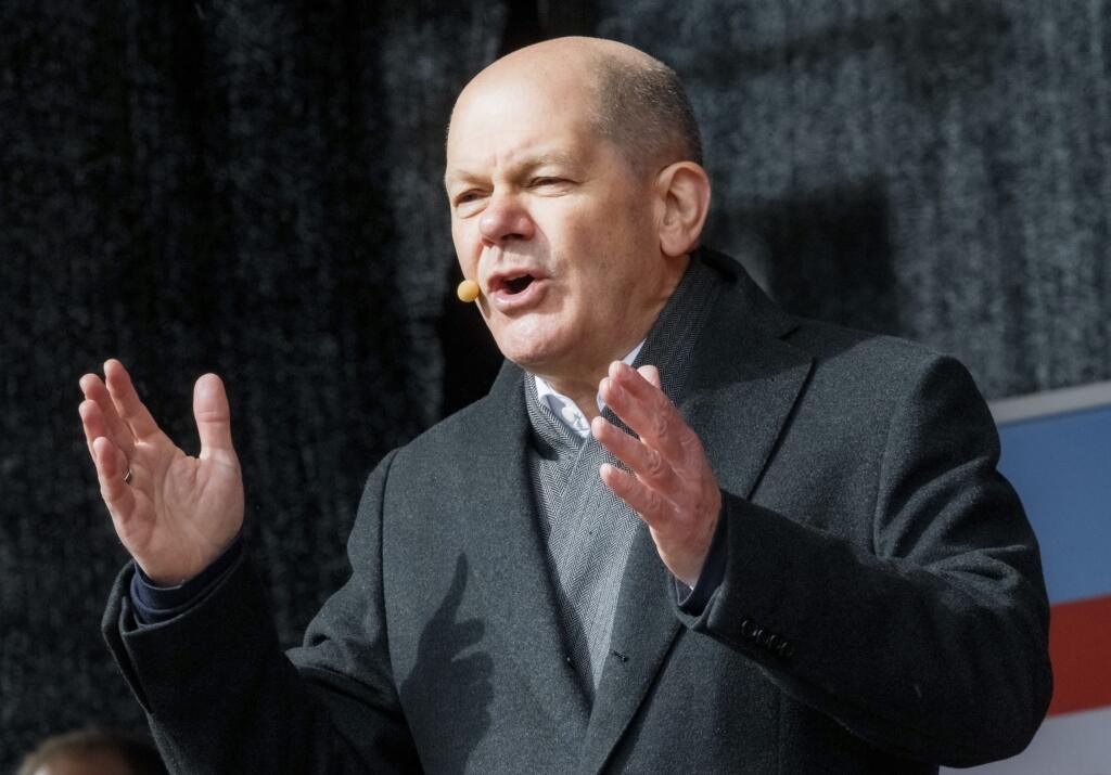 WA 37 Lübeck - Nemecký kancelár Olaf Scholz sa prihovára na úvodnom predvolebnom zhromaždení Sociálnodemokratickej strany Nemecka (SPD) do krajinského parlamentu v meste Lübeck, spolkovej krajine Šlezvicko-Holštajnsko na severe Nemecka v sobotu 9. apríla 2022. Osoby, ktoré zabíjali civilistov v ukrajinskom meste Buča, sú vinné z páchania vojnových zločinov a musia za svoje činy niesť zodpovednosť, vyhlásil Scholz. FOTO TASR/AP   

German Chancellor Olaf Scholz  speaks at the kick-off rally for t