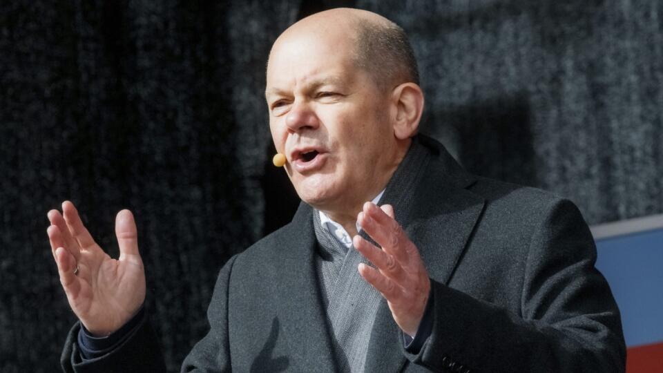 WA 37 Lübeck - Nemecký kancelár Olaf Scholz sa prihovára na úvodnom predvolebnom zhromaždení Sociálnodemokratickej strany Nemecka (SPD) do krajinského parlamentu v meste Lübeck, spolkovej krajine Šlezvicko-Holštajnsko na severe Nemecka v sobotu 9. apríla 2022. Osoby, ktoré zabíjali civilistov v ukrajinskom meste Buča, sú vinné z páchania vojnových zločinov a musia za svoje činy niesť zodpovednosť, vyhlásil Scholz. FOTO TASR/AP
German Chancellor Olaf Scholz speaks at the kick-off rally for t