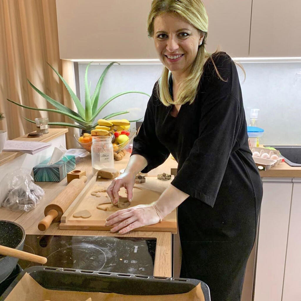 Najvplyvnejšou Slovenskou političkou je bezpochyby prezidentka Zuzana Čaputová. Je dlhodobo najpopulárnejším slovenským verejným činiteľom a ľudia ju berú ako „političku s ľudskou tvárou“. Okrem prezidentských povinností sa vzorovo stará o svoje dcéry a domácnosť.