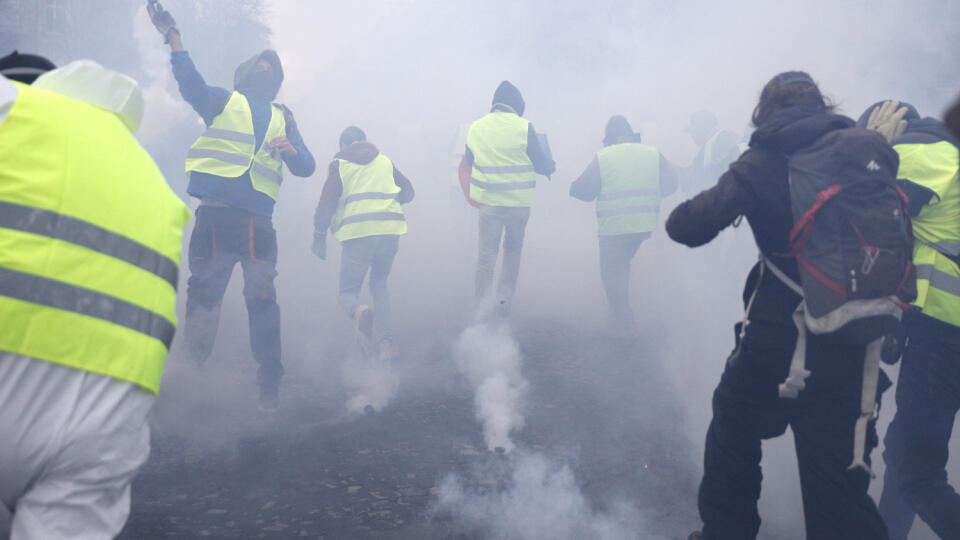 Polícia použila slzotvorný plyn na demonštrantov v žltých vestách na parížskom bulvári Champs-Elyssés počas pokračujúcich protestov proti zvyšovaniu cien pohonných látok a znižovaniu životnej úrovne v sobotu 24. novembra 2018.