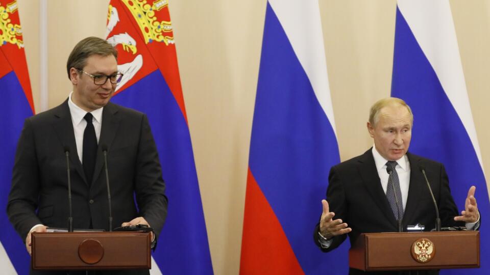 SY 9 Soči - Ruský prezident Vladimir Putin (vpravo) a srbský prezident Aleksandar Vučič počas tlačovej konferencie po rokovaní v Soči 4. decembra 2019. FOTO TASR/AP
Russian President Vladimir Putin, right, gestures while speaking as Serbian President Aleksandar Vucic looks at him during a joint news conference following their talks in the Bocharov Ruchei residence in the Black Sea resort of in Sochi, Russia, Wednesday, Dec. 4, 2019. Putin and Vucic talked about Russian natural gas supplies, mil