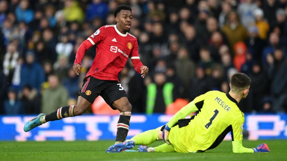 Anthony Elanga práve strieľa gól pri víťazstve Manchestru United na pôde Leeds United 4:2.