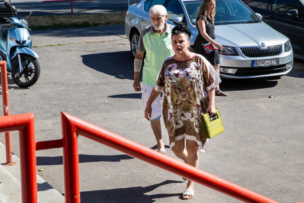 Charitatívny bazár Otta Weitera z vecí po jeho zosnulej manželke v bratislavskom Dome kultúry Zrkadlový háj. Na snímke Jadranka Handlovská.