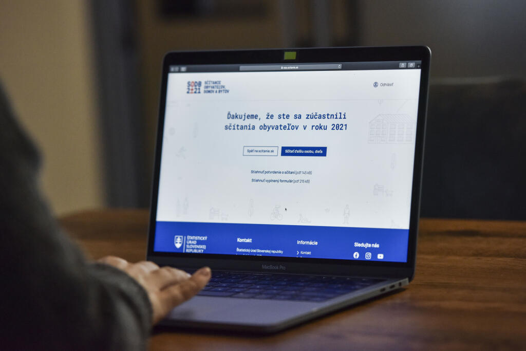 Na snímke žena vypĺňa formulár počas celoštátneho Sčítania obyvateľov, domov a bytov (SODB) 2021, ktoré sa uskutočňuje od 15. februára do 31. marca 2021 na webovej stránke www.scitanie.sk. Bratislava, 17. februára 2021. FOTO TASR - Pavol Zachar