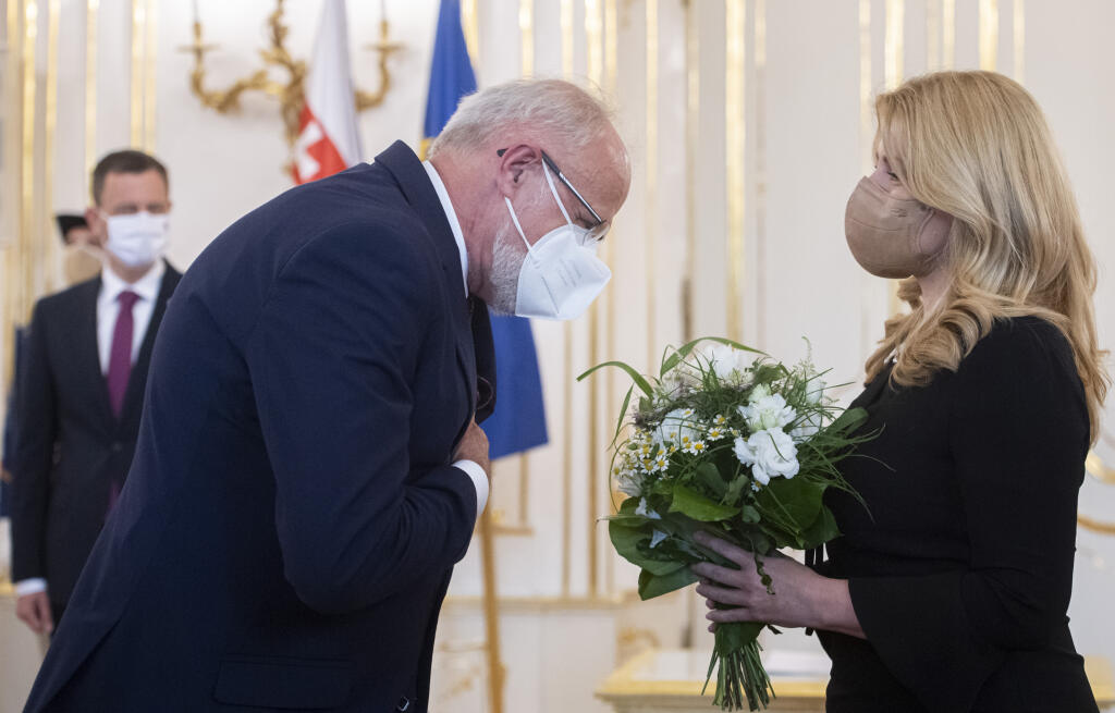 Prezidentka Zuzana Čaputová (vpravo) prijala demisiu doterajšieho ministra pôdohospodárstva a rozvoja vidieka Jána Mičovského (vľavo) v utorok 8. júna 2021 v Bratislave. Za jeho nástupcu vymenovala Samuela Vlčana. V pozadí vľavo predseda vlády Eduard Heger (OĽaNO). FOTO TASR - Martin Baumann