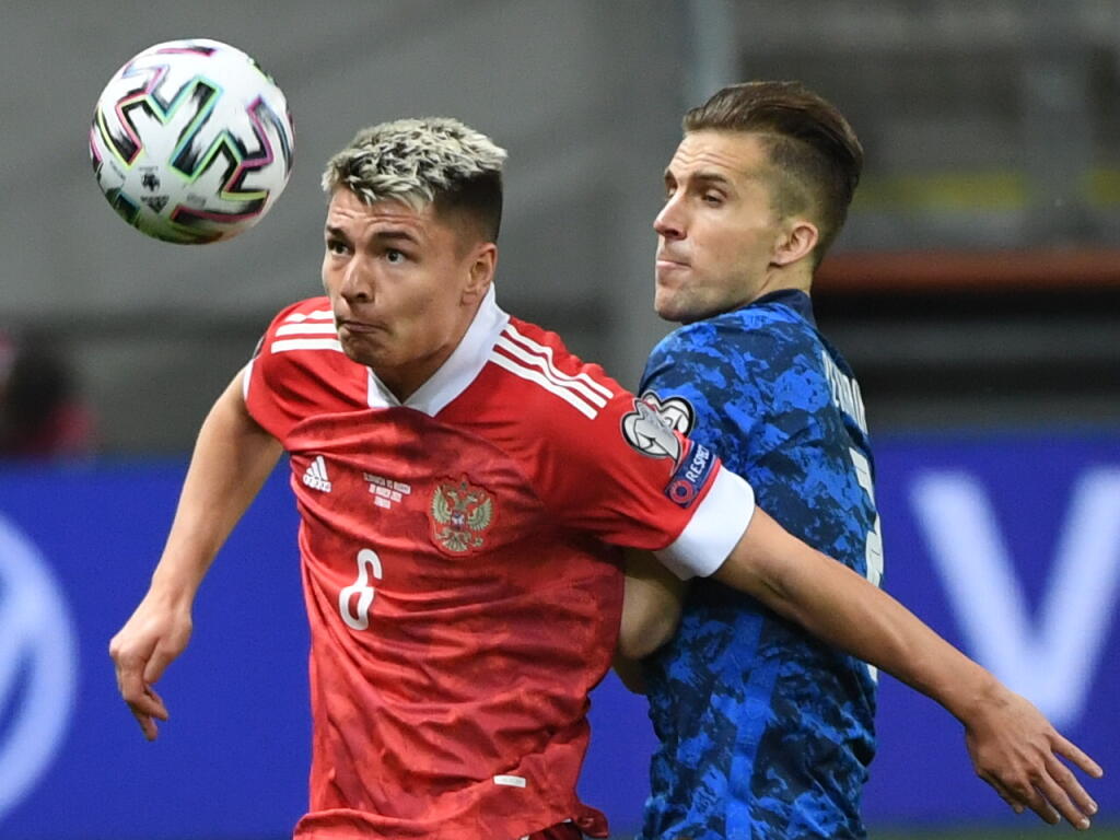 Ruský futbalista Andrej Mostovoj (vľavo) a slovenský futbalista Peter Pekarík bojujú o loptu v kvalifikačnom zápase H-skupiny MS2022 Slovensko - Rusko v Trnave v utorok 30. marca 2021. FOTO TASR - Martin Baumann