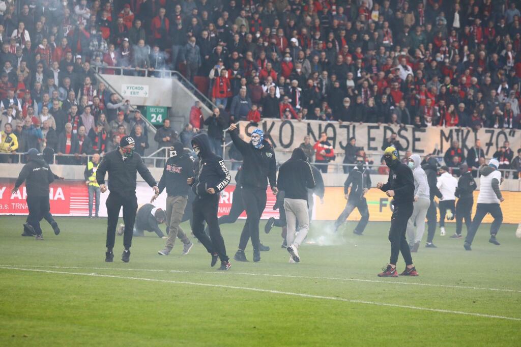 Derby Trnavy so Slovanom predčasne ukončili po tom, ako ihrisko zaplavili chuligáni, ktorí sa bili hlava-nehlava.