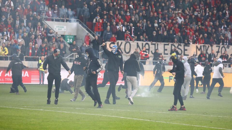 Šokujúce zábery z derby medzi Spartakom Trnava a Slovanom Bratislava. Fanúšikovia sa vtrhli na hraciu plochu a bili sa hlava nehlava.