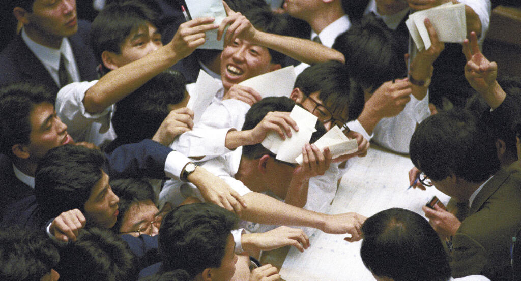 Akciových obchodníkov možno vidieť na Tokijskej burze cenných papierov. Japonský referenčný index Nikkei 225 vzrástol nad rekord z roku 1989.