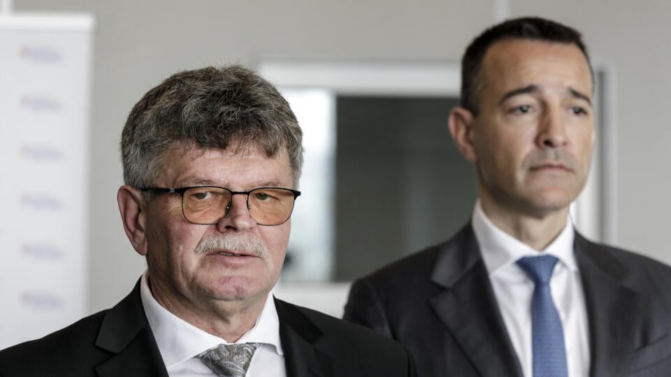 Na snímke sprava minister školstva, výskumu, vývoja a mládeže SR Tomáš Drucker (Hlas-SD) a predseda Odborového zväzu pracovníkov školstva a vedy na Slovensku Pavel Ondek počas tlačovej konferencie po podpise Memoranda o spolupráci a sociálnom zmieri v rezorte školstva v Bratislave 26. marca 2025. FOTO TASR - Dano Veselský