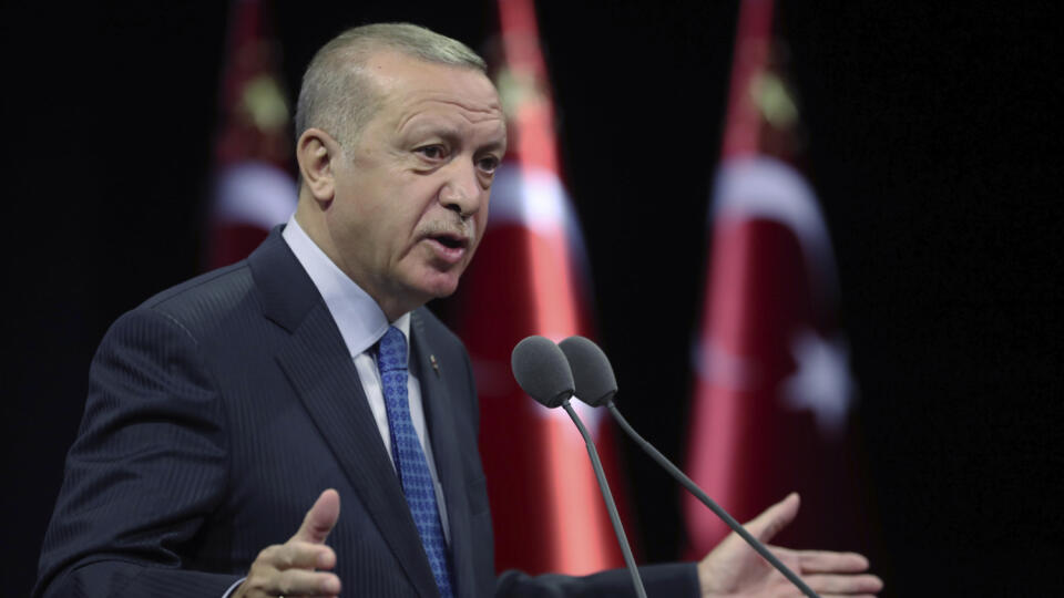 JB 39 Ankara - Turecký prezident Recep Tayyip Erdogan počas prejavu na stretnutí v Ankare 1. septembra 2020. Turecký minister zahraničných vecí Mevlüt Čavušoglu v utorok povedal, že jeho krajina je naklonená rozhovorom s Gréckom, ktoré by viedli k spravodlivému zdieľaniu zdrojov nerastných surovín vo východnej časti Stredozemného mora. Erdogan konanie Turecka označil za