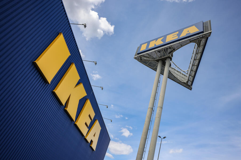 WA 45 archív Kolín nad Rýnom - Na archívnej snímke zo 14. apríla 2023 logo švédskeho nábytkárskeho gigantu Ikea, ktoré sa nachádza pred obchodom spoločnosti v Kolíne nad Rýnom.  Ikea plánuje v Spojených štátoch otvoriť osem nových obchodov. Investícia si vyžiada viac ako dve miliardy eur. Bude doteraz najväčšou, akú firma realizovala v jednej konkrétnej krajine. FOTO TASR/DPA
 
14.04.2023, Nordrhein-Westfalen, Köln: Ein Firmenlogo hängt an der Ikea-Filiale Köln Godorf. Bei der Möbelhaus-Kette Ik