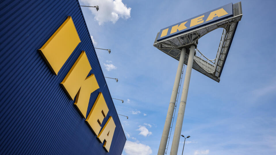 WA 45 archív Kolín nad Rýnom - Na archívnej snímke zo 14. apríla 2023 logo švédskeho nábytkárskeho gigantu Ikea, ktoré sa nachádza pred obchodom spoločnosti v Kolíne nad Rýnom. Ikea plánuje v Spojených štátoch otvoriť osem nových obchodov. Investícia si vyžiada viac ako dve miliardy eur. Bude doteraz najväčšou, akú firma realizovala v jednej konkrétnej krajine. FOTO TASR/DPA
14.04.2023, Nordrhein-Westfalen, Köln: Ein Firmenlogo hängt an der Ikea-Filiale Köln Godorf. Bei der Möbelhaus-Kette Ik