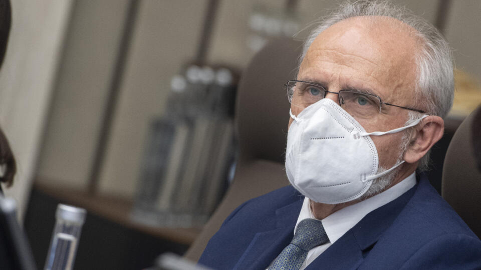 Na snímke vľavo minister pôdohospodárstva a rozvoja vidieka SR Ján Mičovský (OĽaNO) počas rokovania 5. schôdze vlády Slovenskej republiky v Bratislave 28. apríla 2021. FOTO TASR - Martin Baumann