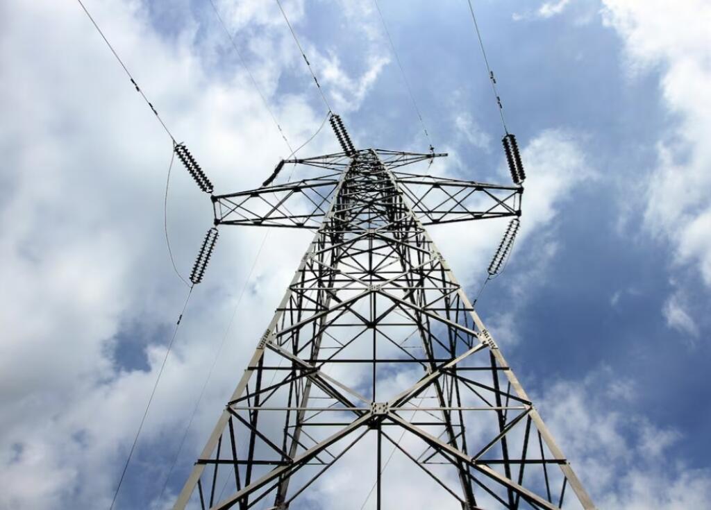 Prvotná príčina poruchy dodávok elektriny, ktorá sa lavínovito rozšírila, zatiaľ nie je známa.