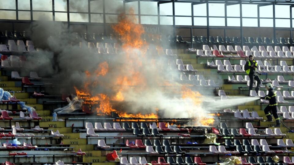 Konflikty z posledného derby Slovana Bratislava proti Spartaku Trnava neboli zďaleka prvým vyhroteným vzájomným zápasom. Medzi nezmieriteľnými rivalmi sa už prihodili viaceré šialenosti.