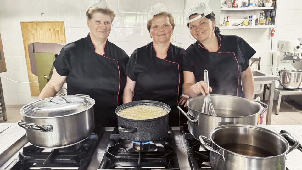 Na jednej zmene deťom varí (zľava) MÁRIA SUCHANOVSKÁ, MARGITA SUCHANOVSKÁ a jej sestra JANA GÁLIKOVÁ.