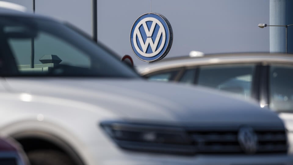 Na snímke logo nemeckej automobilky Volkswagen na budove závodu v bratislavskej Devínskej Novej Vsi počas výročnej tlačovej konferencie Volkswagen Slovakia pri príležitosti 30 rokov pôsobenia na Slovensku v Bratislave 22. apríla 2021. FOTO TASR - Jaroslav Novák