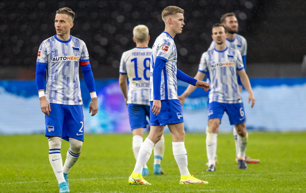 PK 14 Berlín - Na snímke slovenský futbalista Herthy Berlín Peter Pekarík (prvý zľava) reaguje so spoluhráčmi počas zápasu 23. kola nemeckej futbalovej Bundesligy Hertha Berlín - RB Lipsko v Berlíne v nedeľu 20. februára 2022. FOTO TASR/AP
20.02.2022, Berlin: Fußball: Bundesliga, Hertha BSC - RB Leipzig, 23. Spieltag, Olympiastadion. Berlins Peter Pekarik (l) und Teamkollegen laufen nach der Niederlage enttäuscht über den Spielfeld. Foto: Andreas Gora/dpa - WICHTIGER HINWEIS: Gemäß den Vorgaben