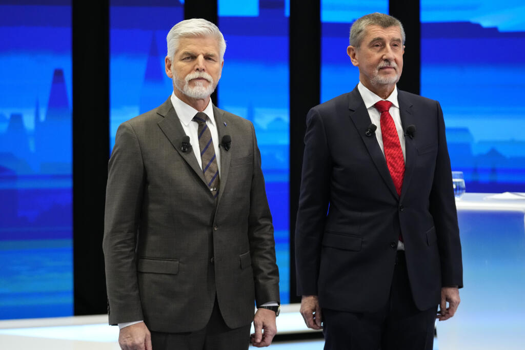 KK36 Praha - Kandidáti na českého prezidenta Petr Pavel (vľavo) a Andrej Babiš pózujú pred predvolebnou debatou 25. januára 2023 v Prahe. Druhé kolo českých prezidentských volieb, v ktorom sa proti sebe postavia Petr Pavel a Andrej Babiš, sa uskutoční 27. a 28. januára. FOTO TASR/AP
Supporters of presidential candidate and retired army Gen. Petr Pavel light up their phones during an election rally in Prague, Czech Republic, Wednesday, Jan. 25, 2023. (AP Photo/Petr David Josek)