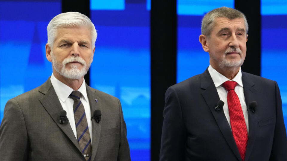 KK36 Praha - Kandidáti na českého prezidenta Petr Pavel (vľavo) a Andrej Babiš pózujú pred predvolebnou debatou 25. januára 2023 v Prahe. Druhé kolo českých prezidentských volieb, v ktorom sa proti sebe postavia Petr Pavel a Andrej Babiš, sa uskutoční 27. a 28. januára. FOTO TASR/AP
Supporters of presidential candidate and retired army Gen. Petr Pavel light up their phones during an election rally in Prague, Czech Republic, Wednesday, Jan. 25, 2023. (AP Photo/Petr David Josek)