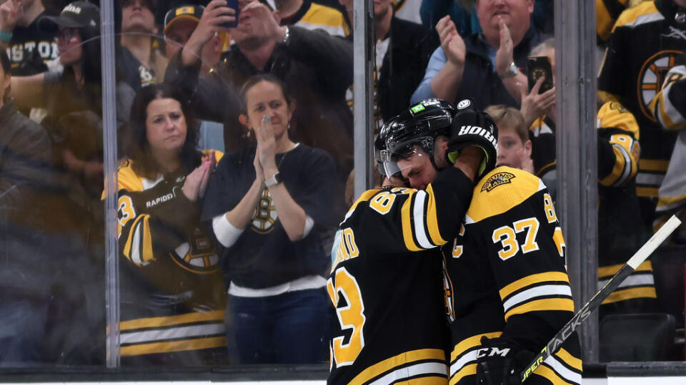 Emotívna fotka, na ktorej je Patrice Bergeron a Brad Marchand.