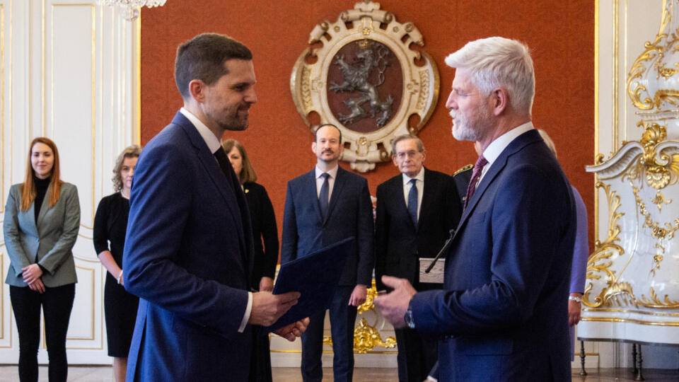 Na snímke vpravo český prezident Petr Pavel podáva poverovaciu listinu menovanému ministrovi životného prostredia ČR Petrovi Hladíkovi. V Prahe, 10. marca 2023. FOTO TASR - Barbora Vizváryová