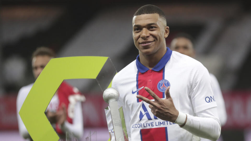 JB 18 Brest - Hráč PSG Kylian Mbappé drží trofej pre najlepšieho hráča ligy po zápase francúzskej ligy League One Stade Brest - Paríž St. Germain v Breste 23. mája 2021. FOTO TASR/AP
PSG's Kylian Mbappe holds the trophy for the best scorer of the league after the French League One soccer match between Brest and Paris Saint-Germain at the Stade Francis-Le Ble stadium in Brest, France, Sunday, May 23, 2021. (AP Photo/Thibault Camus)