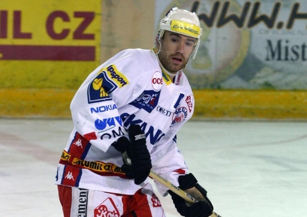 Žigo Pálffy v drese Slavie Praha, ktorej dres obliekal v sezóne 2004/05.