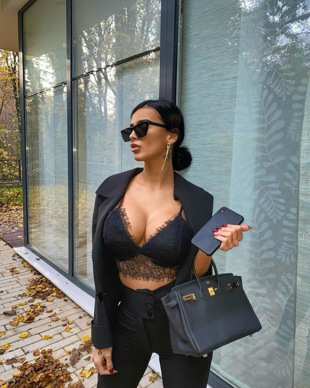 Sexi Angiela Šimačová sa rada chváli svojimi prsiami aj guľatým zadočkom.