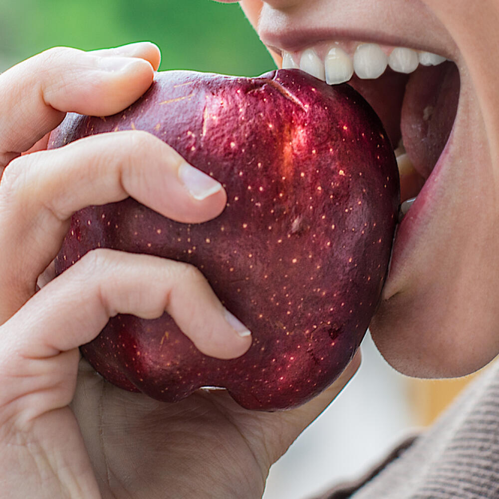 Приснилось есть яблоко. Человек ест яблоко. Кусает яблоко. Откушенное яблоко. Человек надкусывает яблоко.