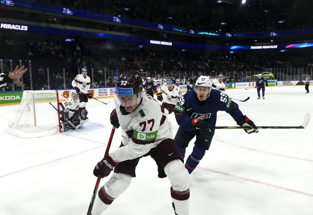 PK 15 Tampere - Na snímke hokejsta Lotyšska Kristaps Zile (v popredí) a hokejsta USA Ben Meyers (vpravo) bojujú o puk počas zápasu základnej B - skupiny USA - Lotyšsko na 85. majstrovstvách sveta v ľadovom hokeji v Tampere v piatok 13. mája 2022.
Kristaps Zile, left, of Latvia and Ben Meyers of USA vie for the puck during their group B Hockey World Championship match in Tampere, Finland, Friday May 13, 2022. (Emmi Korhonen/Lehtikuva via AP)