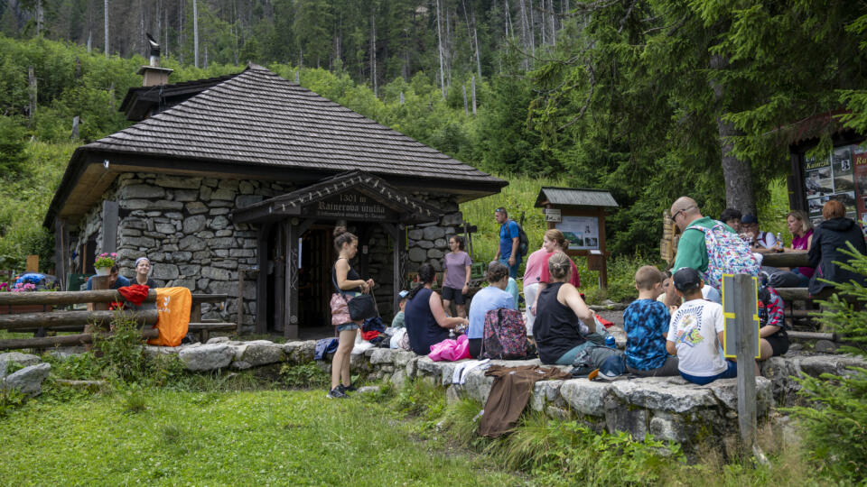 Na snímke turisti oddychujú pri Rainerovej chate vo Vysokých Tatrách 17. júla 2024. FOTO TASR - Veronika Mihaliková