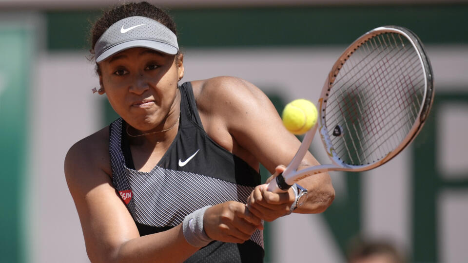 Japonská tenistka Naomi Osaková odvracia loptičku Rumunke Patricii Maria Tigovej v 1. kole dvojhry na grandslamovom turnaji Roland Garros v Paríži 30. mája 2021. FOTO TASR/AP
Japan's Naomi Osaka returns the ball to Romania's Patricia Maria Tig during their first round match of the French Open tennis tournament at the Roland Garros stadium Sunday, May 30, 2021 in Paris. (AP Photo/Christophe Ena)