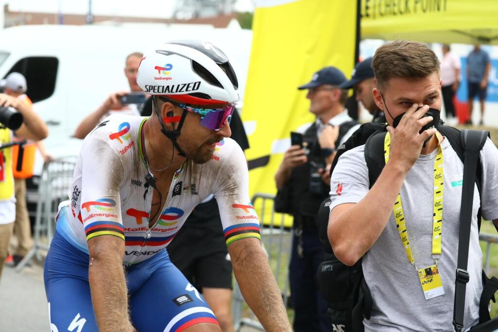 Na cyklistov čakalo jedenásť úsekov s kockami, ktoré ich v 5. etape poriadne vyčerpali a preverili. Sagan navyše zažil tvrdý pád, ktorý mu na pohode nepridal. Do cieľa prišiel poriadne zafúľaný.