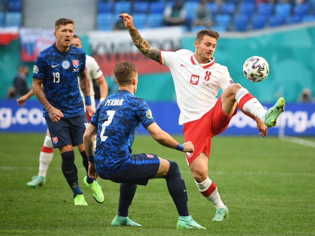 Na snímke sprava poľský hráč Karol Linetty a slovenskí hráči Peter Pekarík a Juraj Kucka v zápase E-skupiny na majstrovstvách Európy vo futbale Poľsko - Slovensko 14. júna 2021 v ruskom Petrohrade. FOTO TASR - Martin Baumann