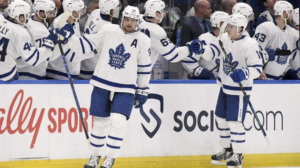 PK 2 Tampa - Auston Matthews (piaty zľava) oslavuje so spoluhráčmi po strelení druhého gólu v zápase zámorskej hokejovej NHL Tampa Bay Lightning - Toronto Maple Leafs v Tampe v pondelok 4. apríla 2022. FOTO TASR/AP
Toronto Maple Leafs center Auston Matthews (34) celebrates his second period goal during an NHL hockey game against the Tampa Bay Lightning, Monday, April 4, 2022, in Tampa, Fla. (AP Photo/Jason Behnken)