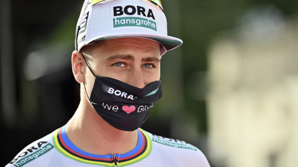 EBE 43 Turín - Na snímke slovenský cyklista Peter Sagan z tímu Bora-Hansgrohe prichádza na prezentáciu pre médiá pred začiatkom etapových pretekov Giro d'Italia na zámku Valentino v talianskom Turíne vo štvrtok 6. mája 2021. Peter Sagan sa v sobotu postaví druhýkrát v kariére na štart cyklistických pretekov Giro d'Italia. Vlani sa mu na talianskych cestách podarilo ukončiť vyše ročné čakanie na triumf a aj tentokrát budú jeho cieľom hlavne etapové vavríny a tiež premiérový zisk cyklámenového dre