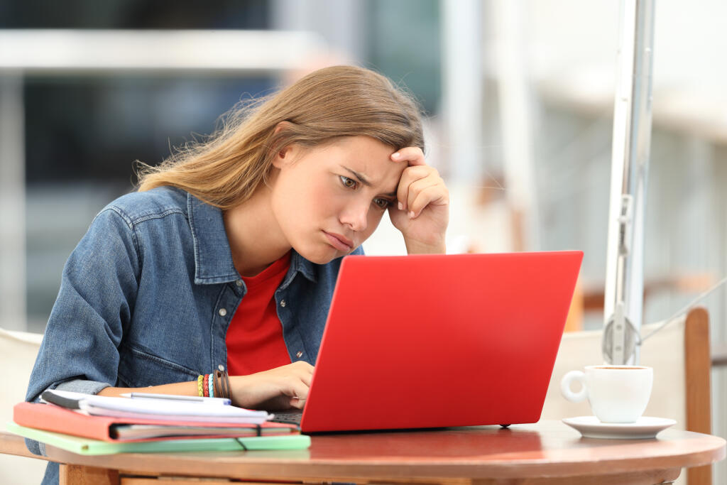 Single,Frustrated,Student,Trying,To,Understand,On,Line,Tutorials,In