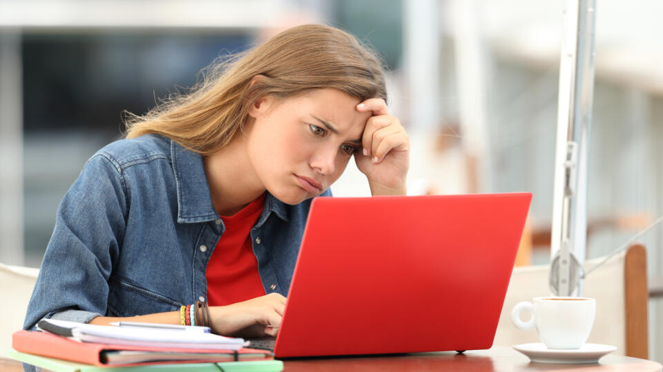 Single,Frustrated,Student,Trying,To,Understand,On,Line,Tutorials,In